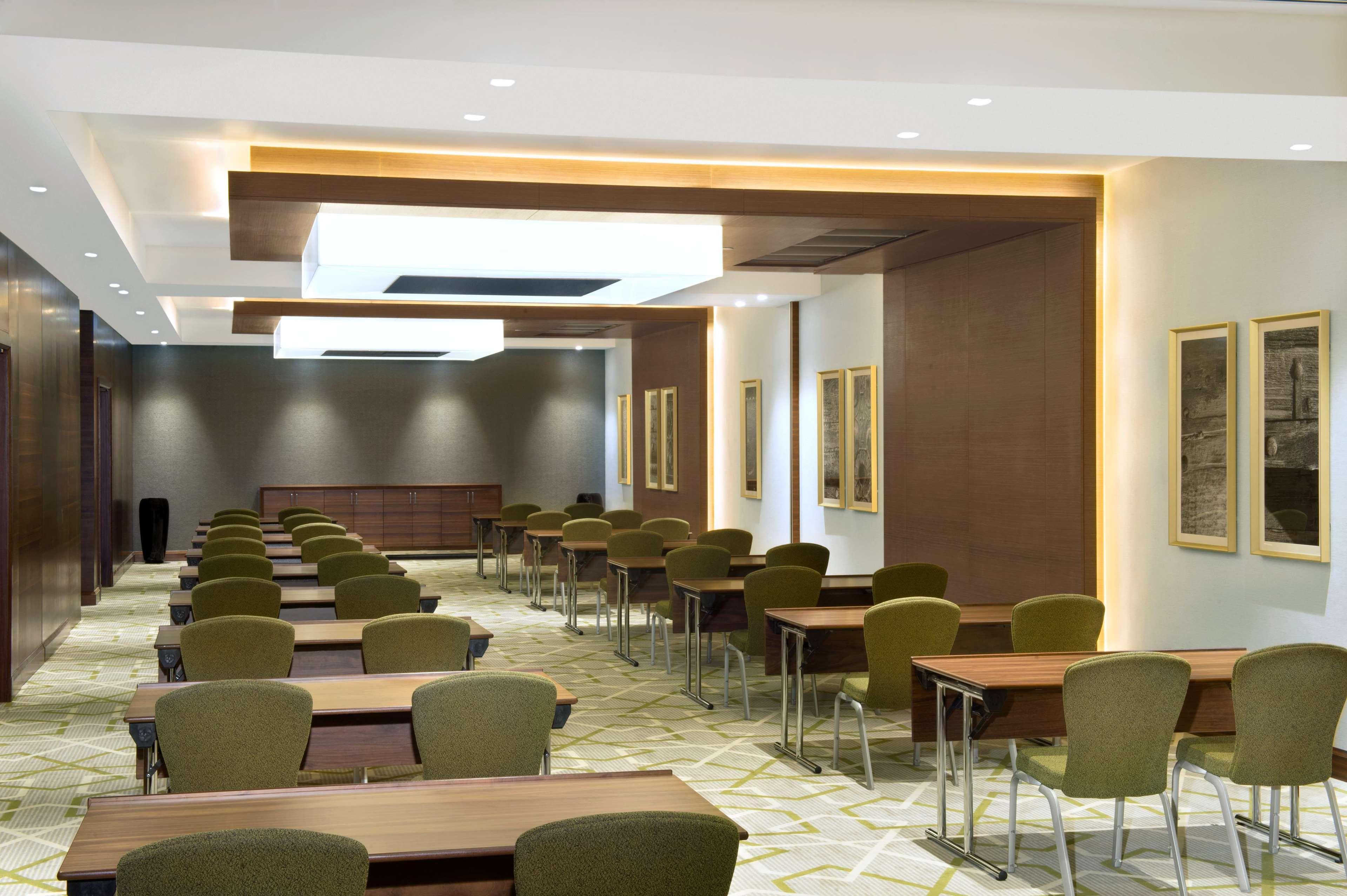 Hilton Garden Inn Dubai Deira מראה חיצוני תמונה